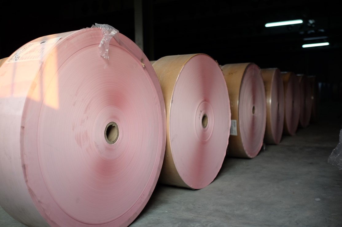 Roll kertas bahan baku