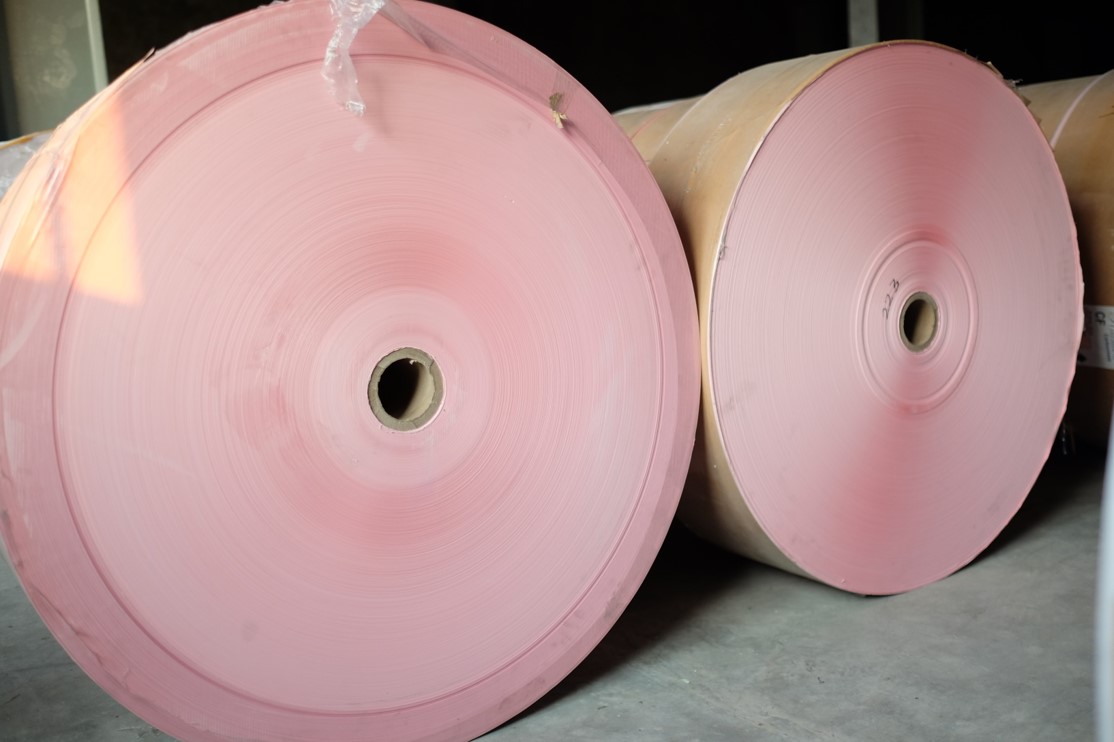 Roll kertas bahan baku